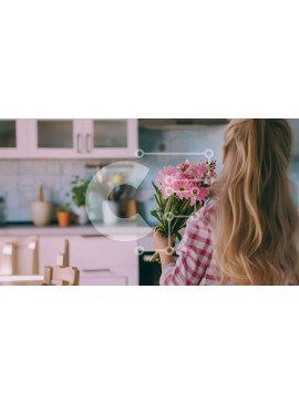 Intra Συλλεκτικό Ξύλινο Παζλ Plywood  4mm - Γυναίκα που κρατά ροζ λουλούδια στην κουζίνα Σε Ξύλινο Κουτί - Διαστάσεις Puzzle: 10x10 cm – 25 κομμάτια