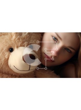 Intra Συλλεκτικό Ξύλινο Παζλ Plywood  4mm - Νεαρή γυναίκα ξαπλωμένη σε μεγάλο αρκουδάκι Σε Ξύλινο Κουτί - Διαστάσεις Puzzle: 10x10 cm – 25 κομμάτια