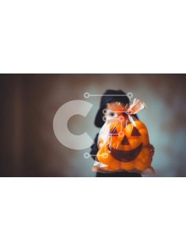 Intra Συλλεκτικό Ξύλινο Παζλ Plywood  4mm - Παιδί που κρατά μια πορτοκαλί κολοκύθα για το Halloween Σε Ξύλινο Κουτί - Διαστάσεις Puzzle: 10x10 cm – 25 κομμάτια