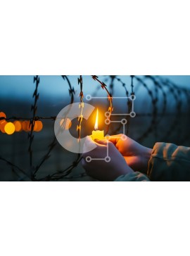 Intra Συλλεκτικό Ξύλινο Παζλ Plywood  4mm - Άτομο που κρατά πορτοκαλί κερί μπροστά από συρματοπλέγματα Σε Ξύλινο Κουτί - Διαστάσεις Puzzle: 10x10 cm – 25 κομμάτια