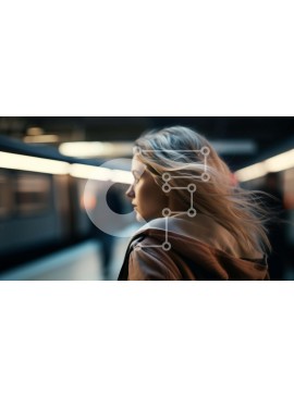 Intra Συλλεκτικό Ξύλινο Παζλ Plywood  4mm - Γυναίκα που στέκεται στο σταθμό του μετρό με φυσώντας μαλλιά Σε Ξύλινο Κουτί - Διαστάσεις Puzzle: 10x10 cm – 25 κομμάτια