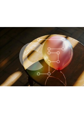 Intra Συλλεκτικό Ξύλινο Παζλ Plywood  4mm - Πολύχρωμο μπαλόνι σε παλιό ξύλινο τραπέζι Σε Ξύλινο Κουτί - Διαστάσεις Puzzle: 10x10 cm – 25 κομμάτια