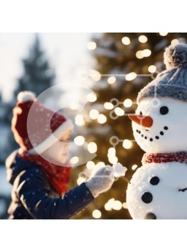 Intra Συλλεκτικό Ξύλινο Παζλ Plywood  4mm - Παιδί που παίζει με τον χιονάνθρωπο μπροστά από το χριστουγεννιάτικο δέντρο Σε Ξύλινο Κουτί - Διαστάσεις Puzzle: 10x10 cm – 25 κομμάτια