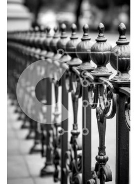 Intra Συλλεκτικό Ξύλινο Παζλ Plywood  4mm - Όμορφη ασπρόμαυρη εικόνα φράχτη από σφυρήλατο σίδερο με διακοσμητικά σχέδια Σε Ξύλινο Κουτί - Διαστάσεις Puzzle: 10x10 cm – 25 κομμάτια