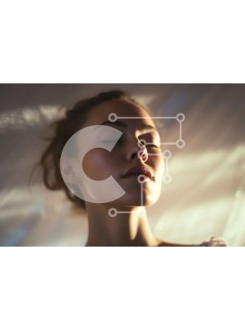 Intra Συλλεκτικό Ξύλινο Παζλ Plywood  4mm - Χαλαρωτική γυναίκα στο κρεβάτι με το φως του ήλιου να φωτίζει το πρόσωπό της Σε Ξύλινο Κουτί - Διαστάσεις Puzzle: 10x10 cm – 25 κομμάτια