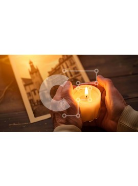 Intra Συλλεκτικό Ξύλινο Παζλ Plywood  4mm - Ηλικιωμένο άτομο που κρατά ένα αναμμένο κερί Σε Ξύλινο Κουτί - Διαστάσεις Puzzle: 10x10 cm – 25 κομμάτια