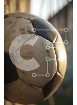 Intra Συλλεκτικό Ξύλινο Παζλ Plywood  4mm - Ασπρόμαυρη μπάλα ποδοσφαίρου κρεμασμένη στον παλιό τοίχο Σε Ξύλινο Κουτί - Διαστάσεις Puzzle: 10x10 cm – 25 κομμάτια