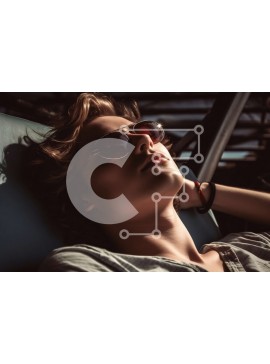 Intra Συλλεκτικό Ξύλινο Παζλ Plywood  4mm - Δροσερός και χαλαρός νεαρός άνδρας ξαπλωμένος στο κάθισμα αυτοκινήτου με γυαλιά ηλίου Σε Ξύλινο Κουτί - Διαστάσεις Puzzle: 10x10 cm – 25 κομμάτια