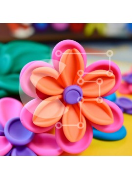 Intra Συλλεκτικό Ξύλινο Παζλ Plywood  4mm - Πολύχρωμα πλαστικά λουλούδια σε ένα τραπέζι Σε Ξύλινο Κουτί - Διαστάσεις Puzzle: 10x10 cm – 25 κομμάτια