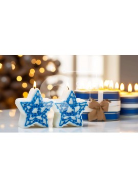 Intra Συλλεκτικό Ξύλινο Παζλ Plywood  4mm - Μπλε κεριά σε σχήμα αστεριού σε ένα τραπέζι Σε Ξύλινο Κουτί - Διαστάσεις Puzzle: 10x10 cm – 25 κομμάτια