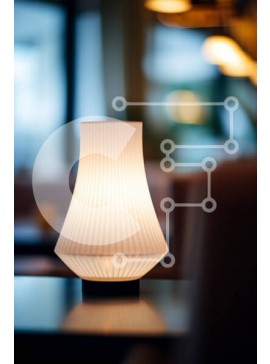 Intra Συλλεκτικό Ξύλινο Παζλ Plywood  4mm - Λευκό φωτιστικό σε ξύλινο τραπέζι σε δωμάτιο με χαμηλό φωτισμό Σε Ξύλινο Κουτί - Διαστάσεις Puzzle: 10x10 cm – 25 κομμάτια