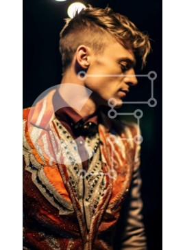 Intra Συλλεκτικό Ξύλινο Παζλ Plywood  4mm - Κομψός άντρας με χρωματιστό σακάκι και παπιγιόν που κοιτάζει την απόσταση Σε Ξύλινο Κουτί - Διαστάσεις Puzzle: 10x10 cm – 25 κομμάτια