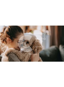 Intra Συλλεκτικό Ξύλινο Παζλ Plywood  4mm - Νεαρή γυναίκα που αγκαλιάζει το σκυλί στον καναπέ Σε Ξύλινο Κουτί - Διαστάσεις Puzzle: 10x10 cm – 25 κομμάτια