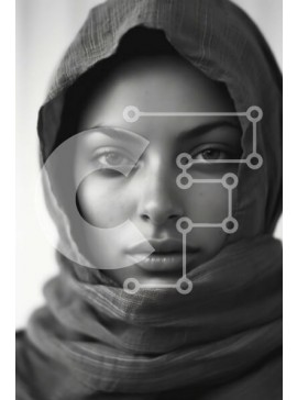 Intra Συλλεκτικό Ξύλινο Παζλ Plywood  4mm - Σοβαρή μουσουλμάνα που φορά χιτζάμπ κοιτάζοντας την κάμερα Σε Ξύλινο Κουτί - Διαστάσεις Puzzle: 10x10 cm – 25 κομμάτια