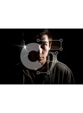 Intra Συλλεκτικό Ξύλινο Παζλ Plywood  4mm - Νεαρός άνδρας με μαύρο κουκούλα με σοβαρή έκφραση Σε Ξύλινο Κουτί - Διαστάσεις Puzzle: 10x10 cm – 25 κομμάτια