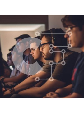 Intra Συλλεκτικό Ξύλινο Παζλ Plywood  4mm - Νεαροί άνδρες που εργάζονται σε υπολογιστές με ακουστικά σε δωμάτιο με χαμηλό φωτισμό Σε Ξύλινο Κουτί - Διαστάσεις Puzzle: 10x10 cm – 25 κομμάτια