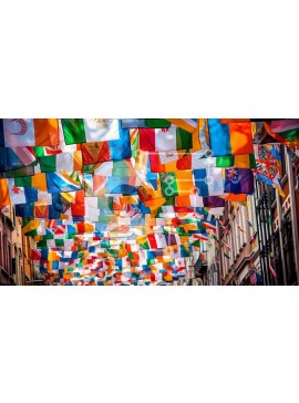 Intra Συλλεκτικό Ξύλινο Παζλ Plywood  4mm - Πολύχρωμες σημαίες που κρέμονται από κτίρια στην ευρωπαϊκή πόλη Σε Ξύλινο Κουτί - Διαστάσεις Puzzle: 10x10 cm – 25 κομμάτια