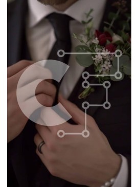 Intra Συλλεκτικό Ξύλινο Παζλ Plywood  4mm - Άνδρας με μαύρο κοστούμι που προσαρμόζει τη μπουτονιέρα με κόκκινο τριαντάφυλλο Σε Ξύλινο Κουτί - Διαστάσεις Puzzle: 10x10 cm – 25 κομμάτια