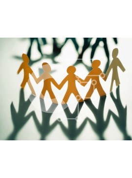 Intra Συλλεκτικό Ξύλινο Παζλ Plywood  4mm - Ομάδα ανθρώπων που έχουν κοπεί από χαρτί που κρατούν τα χέρια στο κενό διάστημα Σε Ξύλινο Κουτί - Διαστάσεις Puzzle: 10x10 cm – 25 κομμάτια