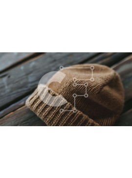 Intra Συλλεκτικό Ξύλινο Παζλ Plywood  4mm - Καφέ πλεκτό Beanie σε ξύλινο τραπέζι Σε Ξύλινο Κουτί - Διαστάσεις Puzzle: 10x10 cm – 25 κομμάτια