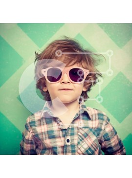 Intra Συλλεκτικό Ξύλινο Παζλ Plywood  4mm - Χαριτωμένη φωτογραφία ενός νεαρού αγοριού με ροζ γυαλιά ηλίου και καρό πουκάμισο Σε Ξύλινο Κουτί - Διαστάσεις Puzzle: 10x10 cm – 25 κομμάτια