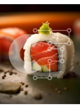 Σετ των 2 Intra Συλλεκτικό Ξύλινο Παζλ Plywood  4mm - Νόστιμο ρολό σούσι με σολομό και αγγούρι σε ένα σκοτεινό πιάτο Σε Ξύλινο Κουτί - Διαστάσεις: 10x10 cm – 25 κομμάτια