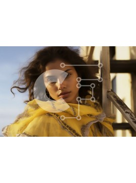 Intra Συλλεκτικό Ξύλινο Παζλ Plywood  4mm - Όμορφη εικόνα μιας γυναίκας με κίτρινο σάλι που στέκεται δίπλα στη σκάλα Σε Ξύλινο Κουτί - Διαστάσεις Puzzle: 10x10 cm – 25 κομμάτια