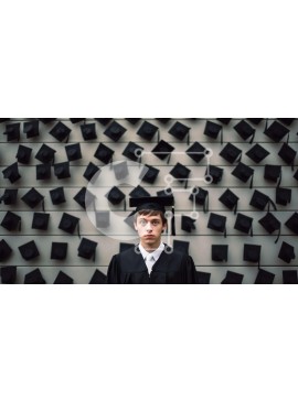 Intra Συλλεκτικό Ξύλινο Παζλ Plywood  4mm - Εικόνα αποφοίτησης με καπέλο και φόρεμα με νεαρό άνδρα μπροστά από το Wall of Caps Σε Ξύλινο Κουτί - Διαστάσεις Puzzle: 10x10 cm – 25 κομμάτια