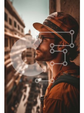 Intra Συλλεκτικό Ξύλινο Παζλ Plywood  4mm - Άνδρας με καπέλο και γυαλιά ηλίου με θέα στην οδό της πόλης Σε Ξύλινο Κουτί - Διαστάσεις Puzzle: 10x10 cm – 25 κομμάτια