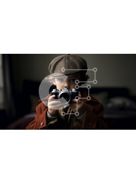 Intra Συλλεκτικό Ξύλινο Παζλ Plywood  4mm - Κομψό νεαρό αγόρι με vintage κάμερα και καπέλο Fedora Σε Ξύλινο Κουτί - Διαστάσεις Puzzle: 10x10 cm – 25 κομμάτια