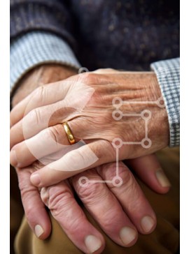 Intra Συλλεκτικό Ξύλινο Παζλ Plywood  4mm - Χέρια Ζευγαριού με Χρυσό Δαχτυλίδι Σε Ξύλινο Κουτί - Διαστάσεις Puzzle: 10x10 cm – 25 κομμάτια