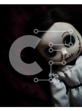 Intra Συλλεκτικό Ξύλινο Παζλ Plywood  4mm - Ανατριχιαστική κούκλα στο κρεβάτι Σε Ξύλινο Κουτί - Διαστάσεις Puzzle: 10x10 cm – 25 κομμάτια