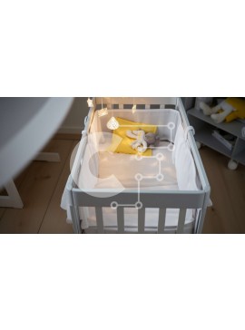 Intra Συλλεκτικό Ξύλινο Παζλ Plywood  4mm - Βρεφική κούνια με λευκό ξύλινο σκελετό και κίτρινη κουβέρτα Σε Ξύλινο Κουτί - Διαστάσεις Puzzle: 10x10 cm – 25 κομμάτια