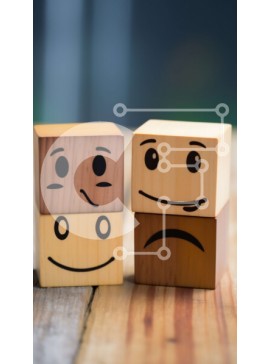 Intra Συλλεκτικό Ξύλινο Παζλ Plywood  4mm - Στοιβαγμένοι ξύλινοι μπλοκ με χαμογελαστά πρόσωπα Σε Ξύλινο Κουτί - Διαστάσεις Puzzle: 10x10 cm – 25 κομμάτια