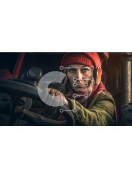 Intra Συλλεκτικό Ξύλινο Παζλ Plywood  4mm - Γυναίκα με κόκκινη κουκούλα και κασκόλ που οδηγεί τρακτέρ σε χωράφι Σε Ξύλινο Κουτί - Διαστάσεις Puzzle: 10x10 cm – 25 κομμάτια