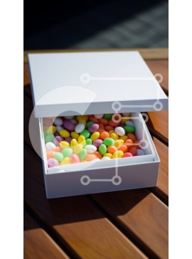 Intra Συλλεκτικό Ξύλινο Παζλ Plywood  4mm - Πολύχρωμα φασόλια ζελέ σε λευκό κουτί σε ξύλινο τραπέζι Σε Ξύλινο Κουτί - Διαστάσεις: 10x10 cm – 25 κομμάτια