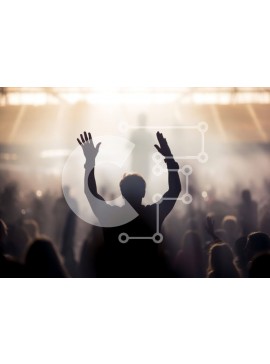 Intra Συλλεκτικό Ξύλινο Παζλ Plywood  4mm - Άνδρας με σηκωμένα χέρια σε εκδήλωση ή συναυλία Σε Ξύλινο Κουτί - Διαστάσεις Puzzle: 10x10 cm – 25 κομμάτια