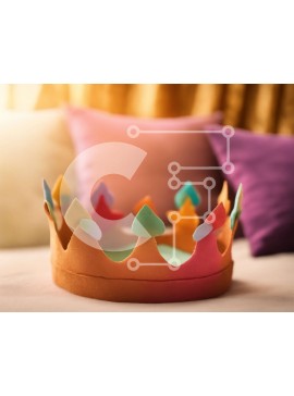 Intra Συλλεκτικό Ξύλινο Παζλ Plywood  4mm - Πολύχρωμο χάρτινο στέμμα στο κρεβάτι με κίτρινα και πορτοκαλί μαξιλάρια Σε Ξύλινο Κουτί - Διαστάσεις Puzzle: 10x10 cm – 25 κομμάτια