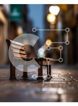 Intra Συλλεκτικό Ξύλινο Παζλ Plywood  4mm - Γραφική σκηνή από παλιό ξύλινο παγκάκι σε ένα πεζοδρόμιο σε μια πολυσύχναστη οδό της πόλης Σε Ξύλινο Κουτί - Διαστάσεις Puzzle: 10x10 cm – 25 κομμάτια