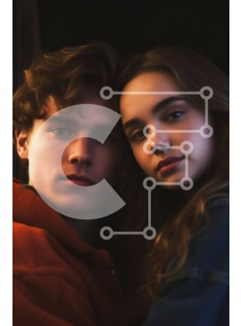 Intra Συλλεκτικό Ξύλινο Παζλ Plywood  4mm - Οικεία στιγμή μεταξύ νεαρού ζευγαριού σε δωμάτιο με χαμηλό φωτισμό Σε Ξύλινο Κουτί - Διαστάσεις Puzzle: 10x10 cm – 25 κομμάτια