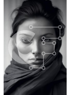 Intra Συλλεκτικό Ξύλινο Παζλ Plywood  4mm - Σοβαρή γυναίκα με μαύρο κασκόλ που κοιτάζει κατευθείαν την κάμερα Σε Ξύλινο Κουτί - Διαστάσεις Puzzle: 10x10 cm – 25 κομμάτια