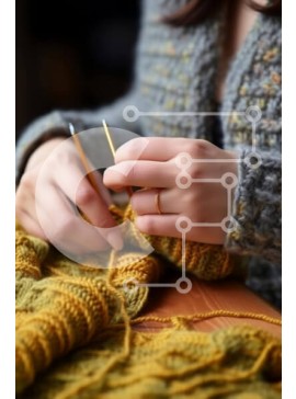 Intra Συλλεκτικό Ξύλινο Παζλ Plywood  4mm - Γυναίκα που πλέκει ένα κίτρινο πουλόβερ με βελονάκι Σε Ξύλινο Κουτί - Διαστάσεις Puzzle: 10x10 cm – 25 κομμάτια