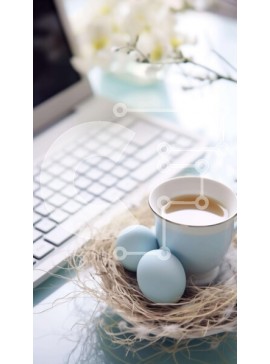 Intra Συλλεκτικό Ξύλινο Παζλ Plywood  4mm - Φλιτζάνι καφέ και μπλε αυγά στο τραπέζι με φορητό υπολογιστή Σε Ξύλινο Κουτί - Διαστάσεις: 10x10 cm – 25 κομμάτια