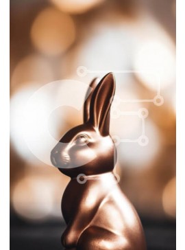 Intra Συλλεκτικό Ξύλινο Παζλ Plywood  4mm - Άγαλμα λαγουδάκι του Πάσχα με φόντο Bokeh Σε Ξύλινο Κουτί - Διαστάσεις Puzzle: 10x10 cm – 25 κομμάτια