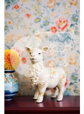 Intra Συλλεκτικό Ξύλινο Παζλ Plywood  4mm - Γοητευτική εσωτερική διακόσμηση με λευκό αγαλμάτιο προβάτου και φλοράλ ταπετσαρία Σε Ξύλινο Κουτί - Διαστάσεις Puzzle: 10x10 cm – 25 κομμάτια