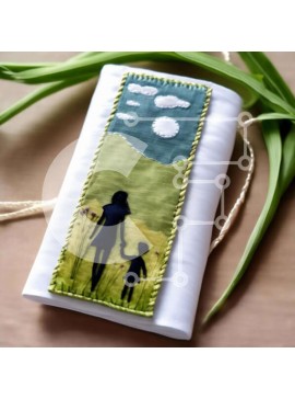 Intra Συλλεκτικό Ξύλινο Παζλ Plywood  4mm - Γυναίκα και παιδί που περπατούν σε ένα διακοσμημένο δωμάτιο Σε Ξύλινο Κουτί - Διαστάσεις Puzzle: 10x10 cm – 25 κομμάτια