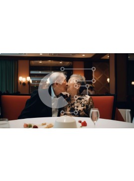 Intra Συλλεκτικό Ξύλινο Παζλ Plywood  4mm - Γλυκιά στιγμή: Ηλικιωμένο ζευγάρι μοιράζεται ένα ρομαντικό φιλί κατά τη διάρκεια του δείπνου Σε Ξύλινο Κουτί - Διαστάσεις Puzzle: 10x10 cm – 25 κομμάτια