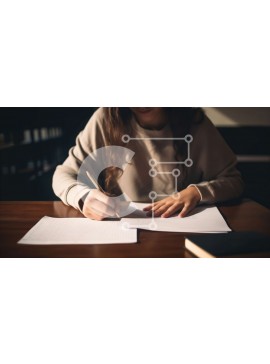 Intra Συλλεκτικό Ξύλινο Παζλ Plywood  4mm - Νεαρή γυναίκα που γράφει στο σημειωματάριο σε αμυδρά φωτισμένο δωμάτιο Σε Ξύλινο Κουτί - Διαστάσεις Puzzle: 10x10 cm – 25 κομμάτια