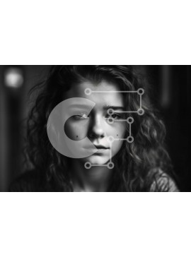 Intra Συλλεκτικό Ξύλινο Παζλ Plywood  4mm - Πορτρέτο μιας νεαρής γυναίκας με σγουρά μαλλιά και μια σοβαρή έκφραση Σε Ξύλινο Κουτί - Διαστάσεις Puzzle: 10x10 cm – 25 κομμάτια