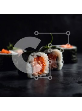 Σετ των 2 Intra Συλλεκτικό Ξύλινο Παζλ Plywood  4mm - Νόστιμο σούσι με ρολά σολομού και αβοκάντο σε σκοτεινό πιάτο Σε Ξύλινο Κουτί - Διαστάσεις: 10x10 cm – 25 κομμάτια